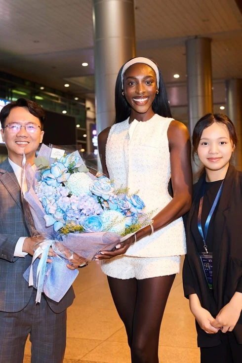 Á hậu Hoàn vũ từ bỏ danh hiệu đến Việt Nam 