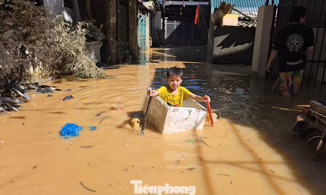 Người dân Thái Nguyên gồng mình giữa bốn bề nước lũ
