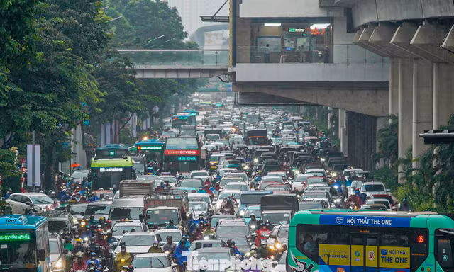 Người Thủ đô chật vật đưa con đi học, đi làm trong cơn mưa rải rác kéo dài