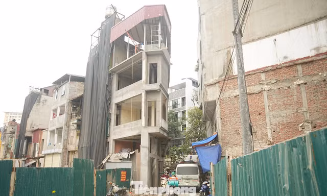 Kiến trúc kỳ dị của những căn nhà mặt đường Vành đai 1 Hà Nội