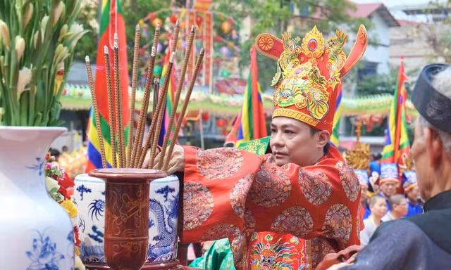 Hàng nghìn người đổ về dâng hương Đức Quốc Tổ