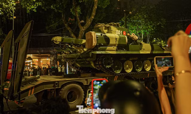 Người dân vây kín đường xem dàn khí tài di chuyển về trung tâm Hà Nội