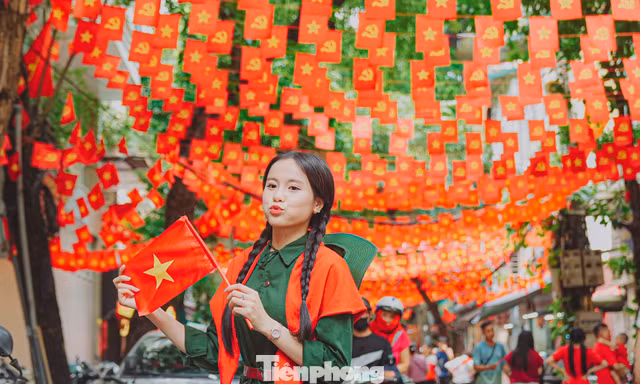 Chụp ảnh với hàng ngàn lá cờ Tổ quốc trên con phố nhiều 'nàng thơ' nhất Hà Nội