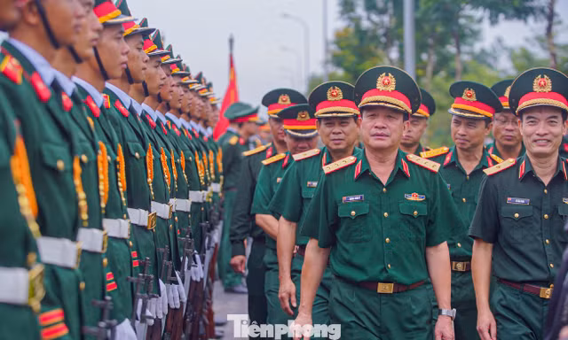Thượng tướng Trương Thiên Tô thị sát bộ đội thao luyện diễu binh A80