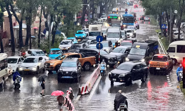 Cận cảnh Hà Nội ngập tứ bề, giao thông tê liệt, ô tô chìm nghỉm giữa biển nước