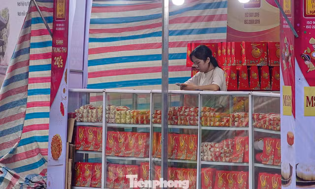 Bánh trung thu 'đổ bộ' khắp phố, tưởng không ế mà... ế không tưởng