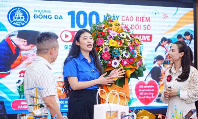 Cây hoa vải handmade trong livestream đặc biệt được đấu giá tiền triệu