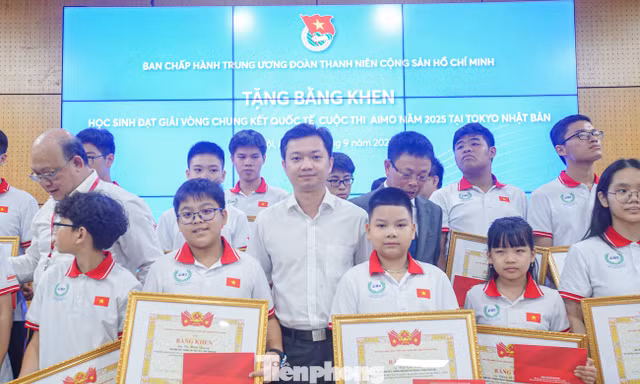 Bí thư Trung ương Đoàn tặng bằng khen cho học sinh đạt thành tích đặc biệt tại AIMO 2025