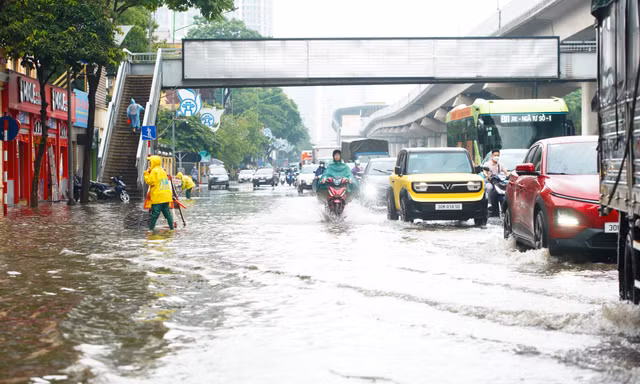Đường lớn Hà Nội thành 'sông' sau 15 phút mưa lớn