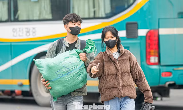 Bến xe Hà Nội đông đúc trong ngày cuối nghỉ Tết Dương lịch