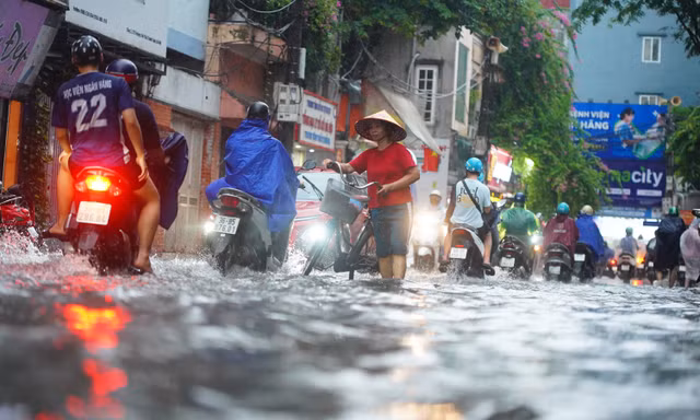 Mưa xối xả đúng giờ tan tầm, nhiều tuyến phố Hà Nội ngập cục bộ
