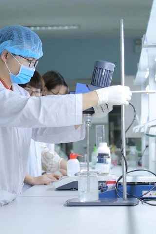 Sinh viên ÐH Quốc gia Hà Nội thực hành trong phòng thí nghiệm. Ảnh: Hoa Ban