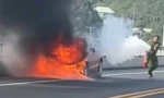 Ô tô bốc cháy ngùn ngụt trên cầu Rạch Miễu 