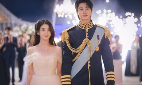 'Perfect Crown' vẫn chiếu thâu đêm suốt sáng giữa tranh cãi về việc xuyên tạc lịch sử