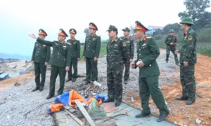 Quân khu 2 khảo sát bắc cầu phao qua sông Lô, đảm bảo giao thông trước Tết