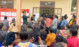 Hình ảnh đồng bào dân tộc thiểu số cùng bộ đội Biên phòng bỏ phiếu tại khu vực biên giới 