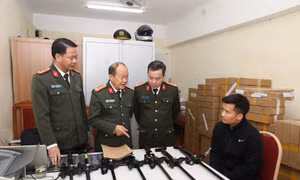 Đường dây mua bán, tàng trữ vũ khí quân dụng núp bóng ‘dụng cụ thông bồn cầu’