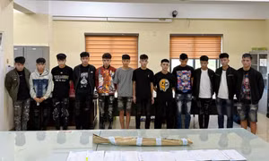Tạm giữ 12 đối tượng mang hung khí, rượt đuổi khiến một người tử vong 