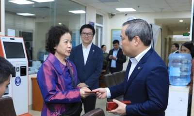 Chủ tịch Hà Nội kiểm tra công vụ bộ phận 'một cửa', lì xì cho người dân 