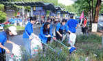 Tình nguyện viên vệ sinh môi trường trong ngày Chủ nhật xanh