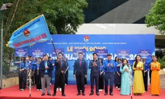 Tuổi trẻ Đà Nẵng dâng hương tri ân, trao tặng công trình “Tủ sách yêu thương”