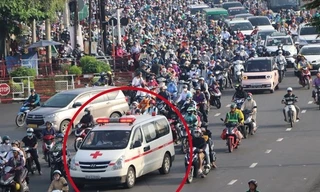 Hình ảnh xe cứu thương khó di chuyển trên Quốc lộ 13