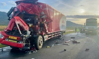 Xe tải va chạm khiến tài xế mắc kẹt ở cabin, đóng 1 đoạn cao tốc Vĩnh Hảo - Phan Thiết