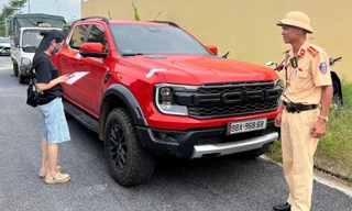 Xe bán tải biển 'siêu đẹp' vượt đèn đỏ, nữ tài xế ngỡ ngàng khi lộ một sự thật