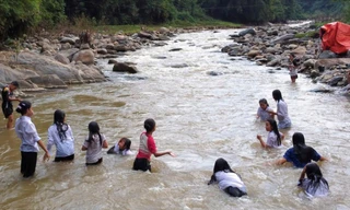 Nơm nớp lo khi hàng trăm học sinh Thanh Hóa phải tắm giặt dưới suối mỗi ngày