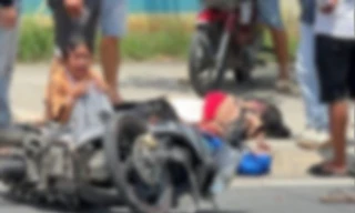 Bé gái gào khóc bên thi thể cha mẹ trên đường ở TPHCM 