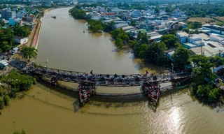 Nhìn lại cầu sắt hơn 50 năm tuổi, đi phải 'canh lượt tránh nhau' ở TPHCM