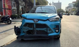 CLIP: Ô tô leo vỉa hè tông 5 xe máy, húc văng người đàn ông nước ngoài ở Vũng Tàu