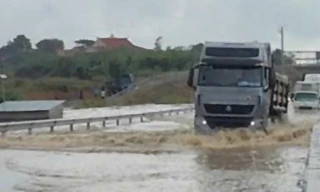 Nước dâng cao, ngập tuyến cao tốc Phan Thiết – Dầu Giây