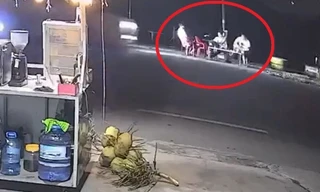 Ba thanh niên uống nước ven đường bị xe khách tông, hai người tử vong