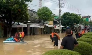 Xuyên đêm ứng cứu người dân ở Khánh Hòa chạy lũ