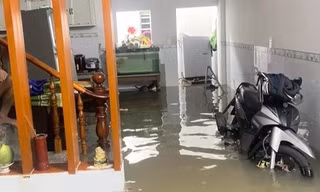 Đồng Nai nhiều nơi ngập nặng sau mưa lớn, ô tô lật ngang