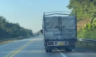Xử lý xe tải chạy kiểu 'chim mồi' ở làn khẩn cấp cao tốc Nội Bài - Lào Cai