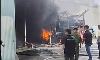 Cháy lớn tại bãi giữ xe ở TPHCM, nhiều tiếng nổ gây hoảng loạn