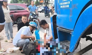 Hà Nội: Nam sinh tử vong gần cổng trường sau va chạm với xe tải