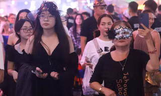 Chật cứng 'phủ thủy', 'ma quái' diễu phố trung tâm TPHCM đêm Halloween 