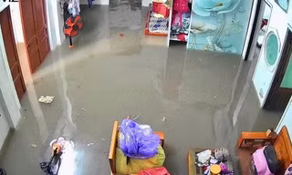 Mưa lớn trong đêm, nước dâng ngập nhà ở Bà Rịa - Vũng Tàu cũ