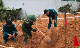 Xử lý sạt lở đường, phát hiện quả bom gần 300kg gần tường nhà