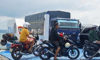 Đường bộ ùn ứ, tàu phà tuyến TPHCM - Vũng Tàu tăng công suất phục vụ khách