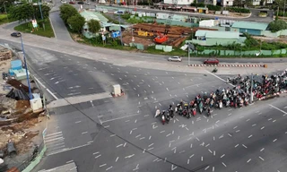 Vạch kẻ chằng chịt, người dân như đi vào mê trận ở nút giao lớn nhất TPHCM