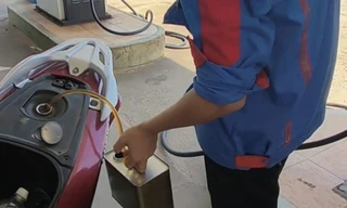 Cho thôi việc nhân viên rút lại xăng từ xe khách hàng vì không chấp nhận chuyển khoản