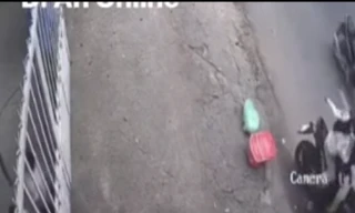 [CLIP] Đôi nam nữ bỏ bé sơ sinh bên đường rồi bỏ chạy 