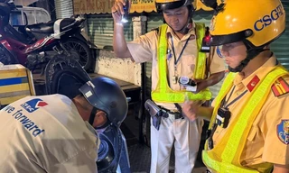 Nhậu đi không vững, người đàn ông ở TPHCM nói 'cho luôn CSGT xe máy'