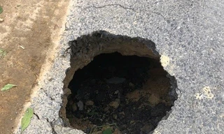 TP Huế: Xuất hiện hố sụt chưa rõ nguyên nhân trên quốc lộ