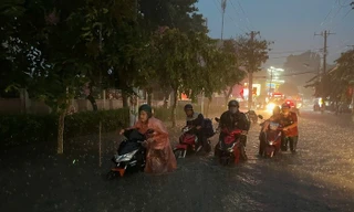 Mưa lớn ở TPHCM gây ngập lụt nhiều tuyến đường, người dân vật lộn giữa dòng nước