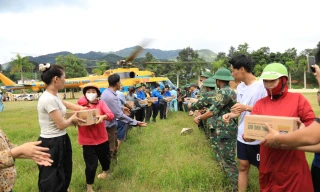 Trực thăng Mi-171 đưa 2 tấn hàng cứu trợ khẩn cấp tới vùng lũ Điện Biên